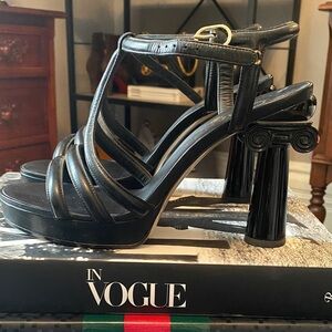 CHANEl Sandals
Made in Italy
Size 40